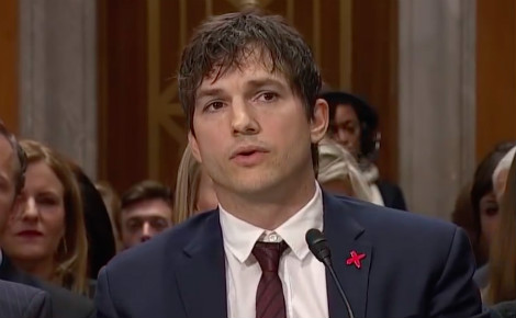 Ashton Kutcher pendant son discours du mercredi 15 février 2017. Image de la vidéo ci-dessous.