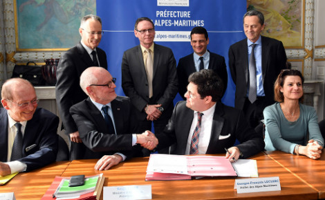 Poignée de main entre Serge Telle, ministre d’Etat, et Georges-François Leclerc, préfet des Alpes-Maritimes. Photo (c) Manuel Vitali / DC