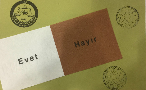 Modèle d'enveloppe et de bulletin de vote utilisé lors du référendum constitutionnel du 16 avril 2017 en Turquie. "Evet" pour le "oui" et "Hayır" pour le "non". Image du domaine public.