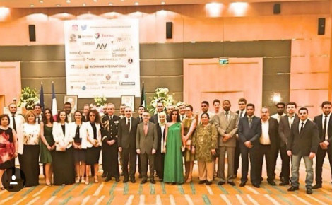 Photo de famille de l'équipe de l'Ambassade de France au Koweït lors de la Fête nationale française 2017. Photo (c) Ambassade de France au Koweït.