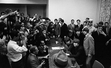 Rencontre presse avec les Beatles à Atlantic City en 1964. Philippe Tallois est près du mur, derrière Paul McCartney. Copie de photo d'archives.