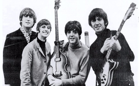 Les Beatles en 1965, un an avant la sortie du tube "Eleanor Rigby". Image du domaine public.