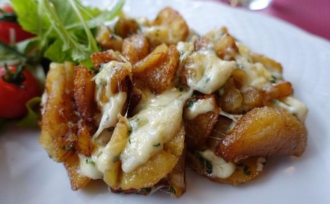 La truffade, une délicieuse spécialité régionale tout droit venue du Cantal, à base de de tomme fraîche et de pommes de terre. Photo (c) Guilhem Vellut.