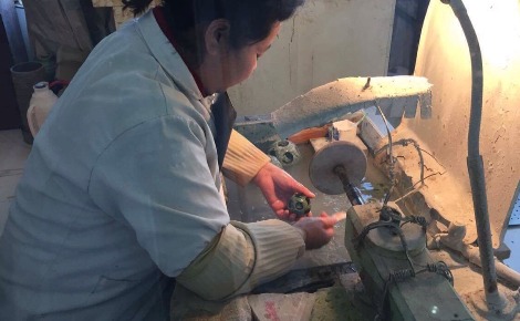 Tailleur de pierre de jade à l'atelier De Xian. Photo prise par Sarah Barreiros.