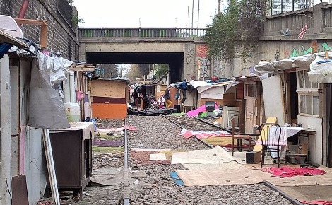 Bidonville à Paris. Photo (c) André Feigeles