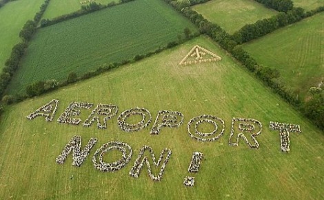 Fresque humaine contre le projet d'aéroport. Photo (c) Moulins