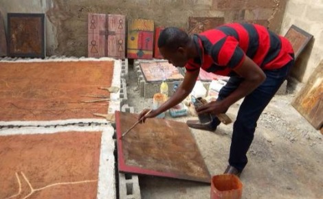 Kokou Ekouagou à l'œuvre. Photo prise par l'auteur.