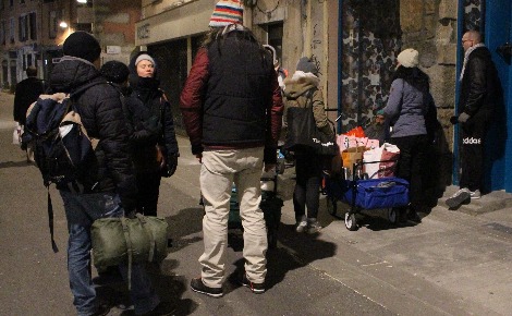 Distribution de boissons chaudes par les bénévoles. Photo (c) Anaïs Mariotti