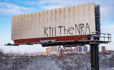 Graffiti contre la NRA. Photo (c) Tony Webster