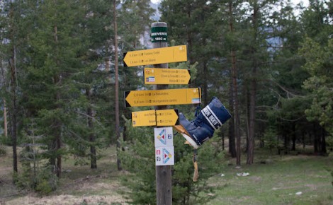 Panneau indiquant un chemin vers la France (c) PR