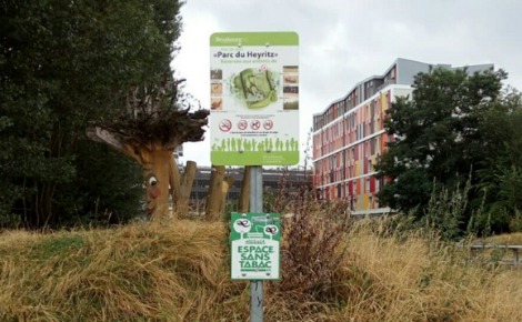 Pancarte "espace sans tabac" dans un parc strasbourgeois. Photo (c) PR
