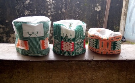 Bonnets "poutoh" ou "poutoorou". Photo prise par Boubacar Barry