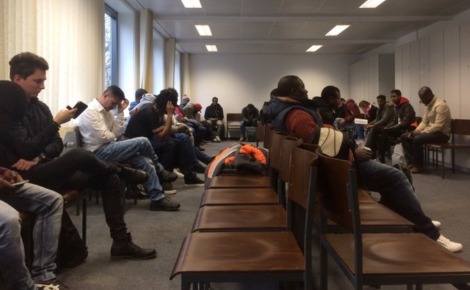 Demandeurs d'asile dans une salle d'attente du bureau de BAMF à Düsseldorf. Photo prise par Erick Salemon Bassène en 2017