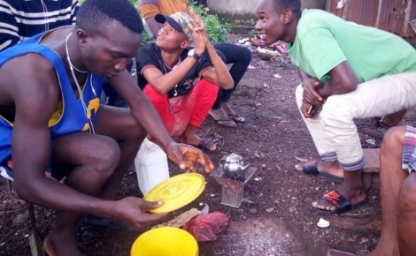Des jeunes du quartier Matoto (Conakry) autour de la théière ataya. Photo prise par l'auteur.