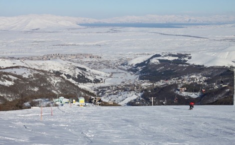 Piste de ski à Tsakhkadzor. Photo (c) Serouj Ourishian