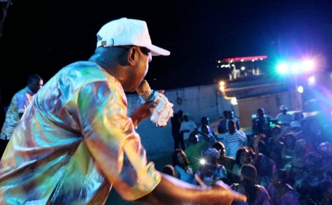 Le chanteur Abdoulaye Keita au belvédère le lendemain de la fête de Tabaski avec "Landjari Show". Photo (c) Mamadou Thug