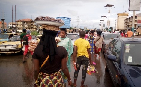 Vendeurs à la sauvette à Conakry. Photo (c) Boubacar Barry