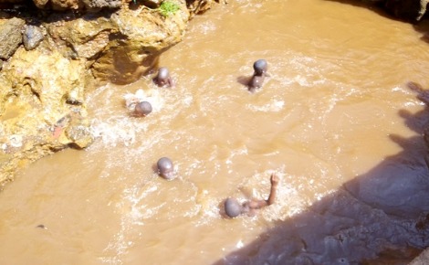 Baignade d'enfants dans des eaux souillées à Conakry. Photo (c) Boubacar Barry