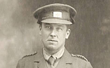 Robert W. Service en uniforme de la Croix-Rouge 1915. (c) Charlotte Service-Longépé