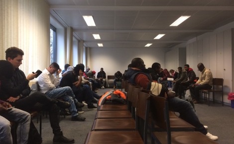 Demandeurs d'asile à l'office de l'immigration à Düsseldorf. Photo (c) Erick Bassène.