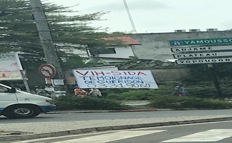 Affiche pour la journée mondiale contre le VIH à Abidjan. Photo (c) Maria Von Kirchmann