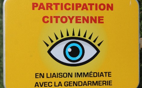 Exemple du panneau de signalisation installé à l’entrée des villes ayant instaurées la Participation citoyenne. (c) Chabe01