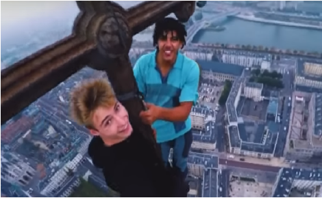 Les Chemineaux en haut de la cathédrale Notre-Dame de Rouen (c) Youtube Les Chemineaux