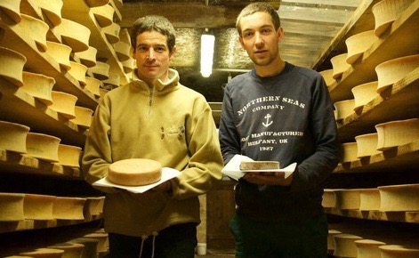Samuel et Damien Girard-Despraulex (à gauche) ont repris depuis quatre ans, au sein de la ferme familiale, la fabrication du vacherin d'Abondance. Photo (c) Arnaud Degenève