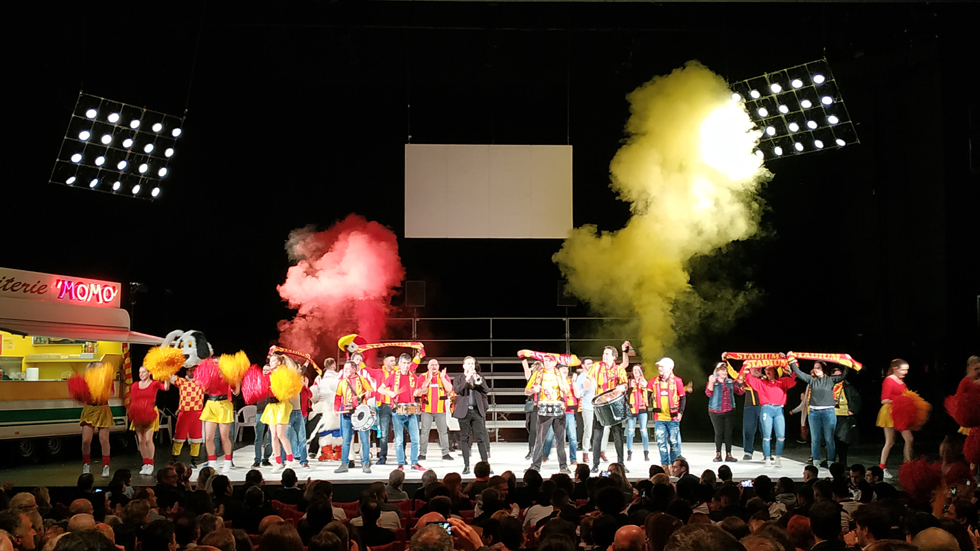 Des supporters de foot sur une scène de théâtre : un résultat fumant! (c) Serge Gloumeaud