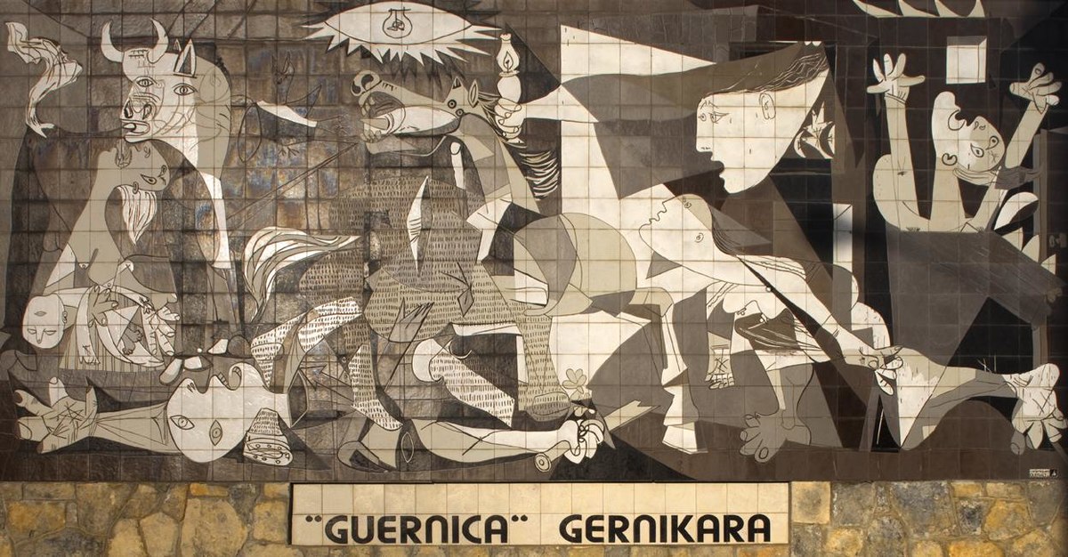 Reproduction murale (en carreaux de faïence) du tableau dans la ville de Guernica (c)  musée Reina sofia wikipedia