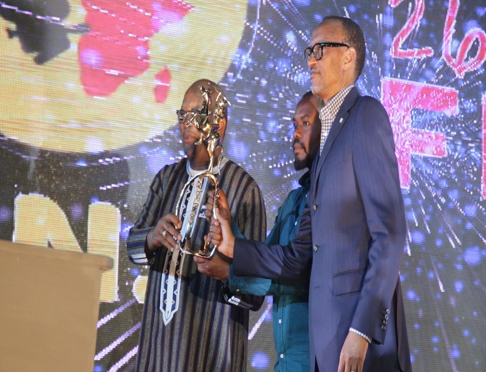 Joël Karekezi (au milieu) recevant l'Etalon d'or de Yennenga. Photo (c) P. Ilboudo