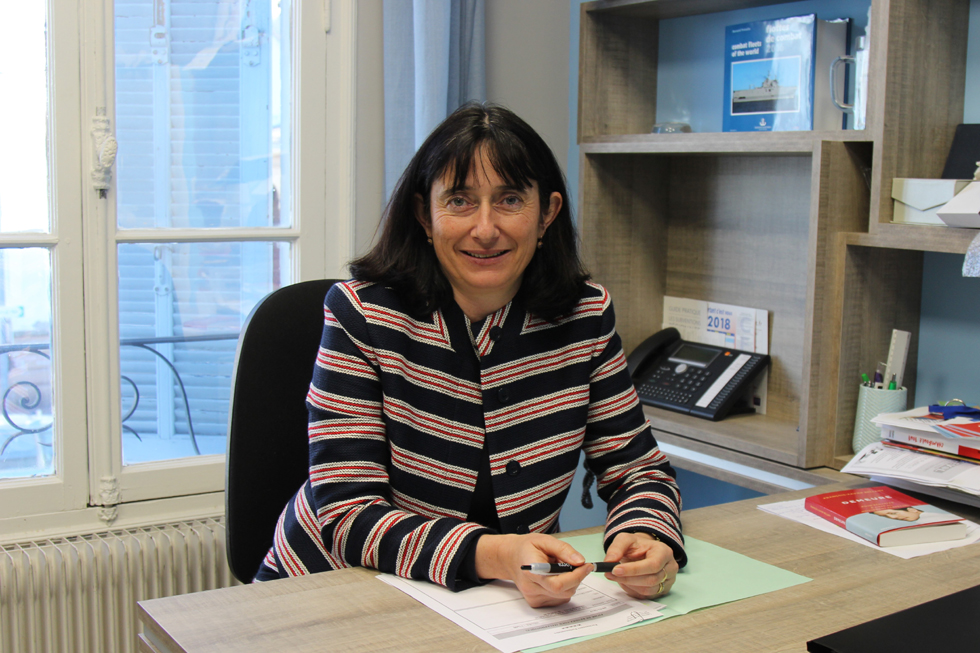 Laurence Trastour-Isnart dans sa permanence, à Cagnes-sur-Mer (06). Photo (c) Serge Gloumeaud