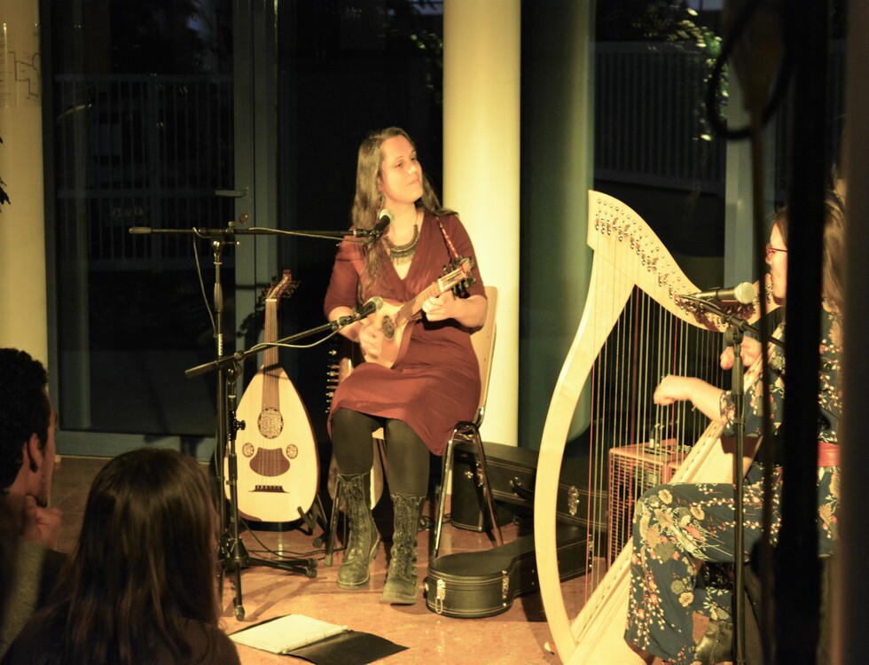 Maëlle Coulange jouant du oud (c) Frédérique Gelas