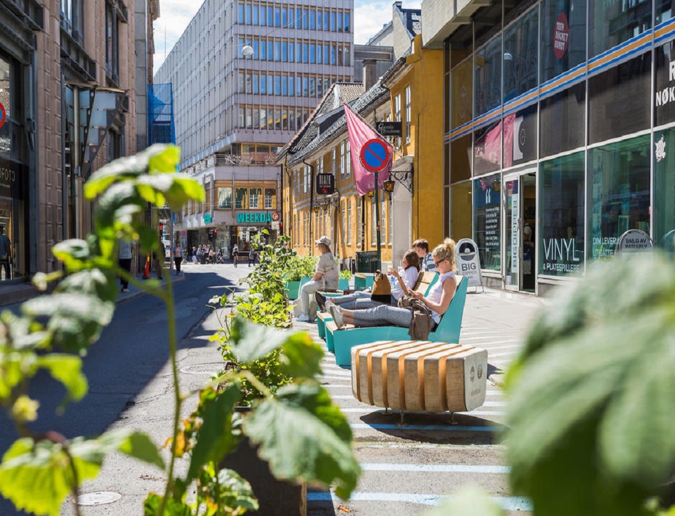 Dans la ville, de nombreux espaces publics sont présents pour rendre la ville aux piétons (c) www.oslo.kommune.no