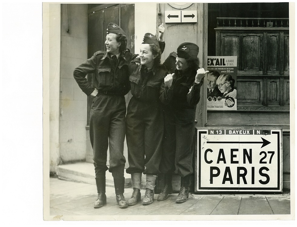 Dorothy Irene "Molly" Mulholland (à droite) accompagnée de Winnifred "Pit" Pitkethly et Edna "Millie" Millman, infirmières de l’Aviation royale du Canada pendant la Bataille de Normandie (c) collections centre Juno Beach