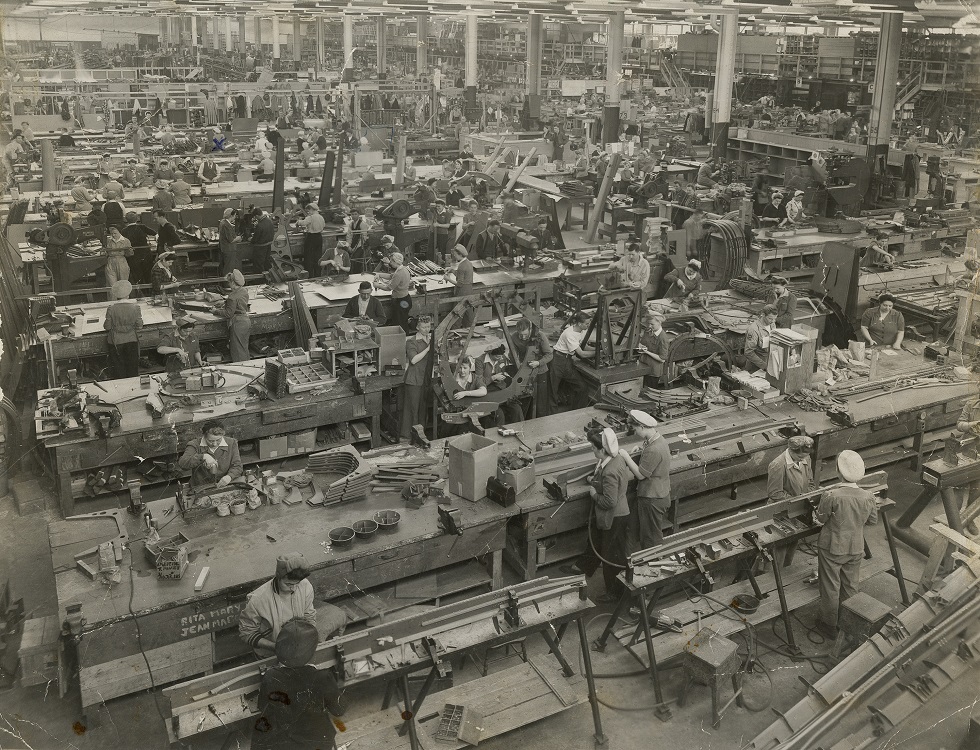 Dans les années 40, des ouvriers, pour la plupart des femmes, fabriquaient des pièces pour des avions Curtis Helldiver à l’usine de la Canadian Car and Foundry située à Fort William, en Ontario. (c) musée canadien de l'histoire