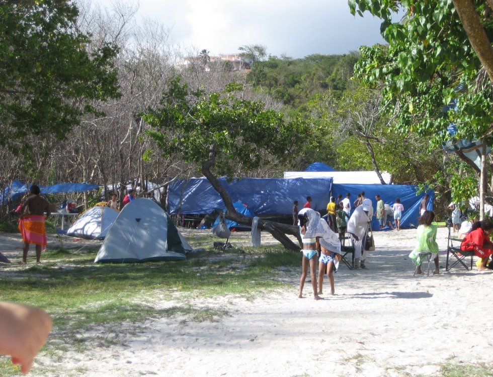 Plusieurs installations de campement sur la plage (c) Christelle