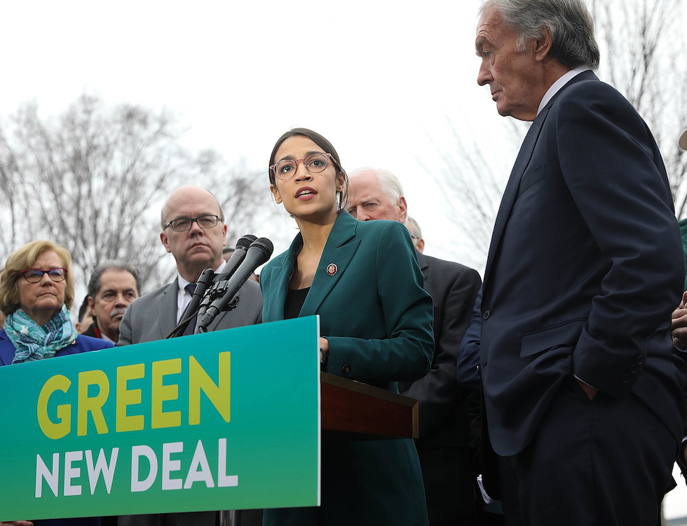 La députée Alexandria Ocasio-Cortez parle du Green New Deal avec le sénateur Ed Markey devant le bâtiment du Capitole le 7 février 2019. Photo : Senate Democrats.