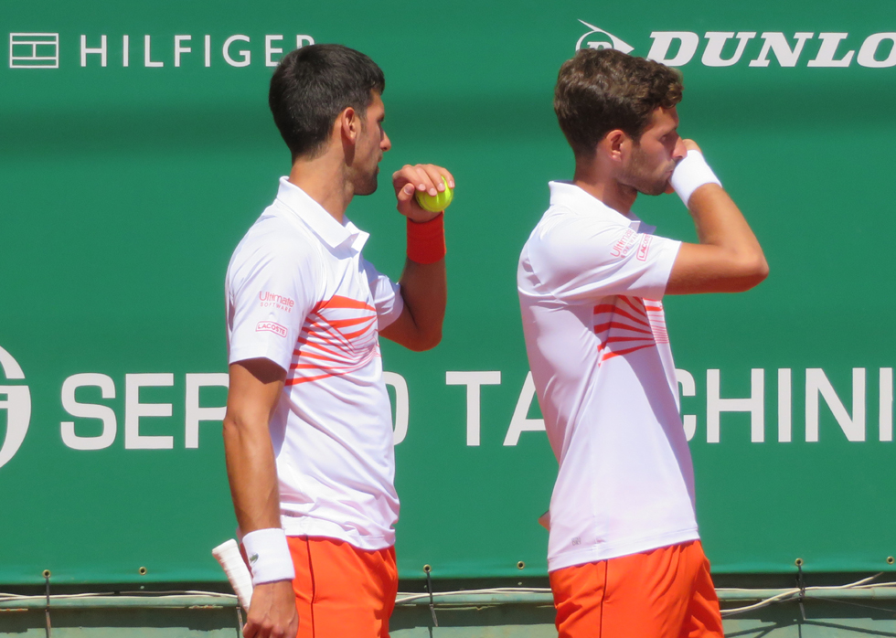 Cachoteries entre Novak Djokovic et son frère Marko. Photo (c) Serge Gloumeaud