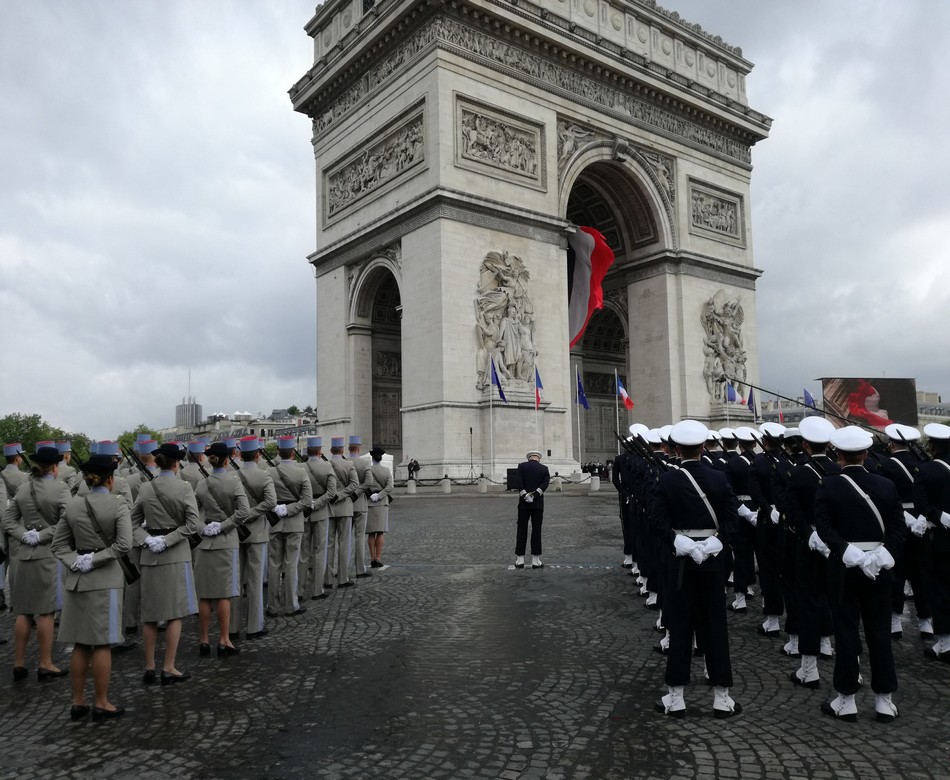 Cérémonie militaire du 8 mai 1945, autour de l'Arc de Triomphe, Paris / (c) E.V.