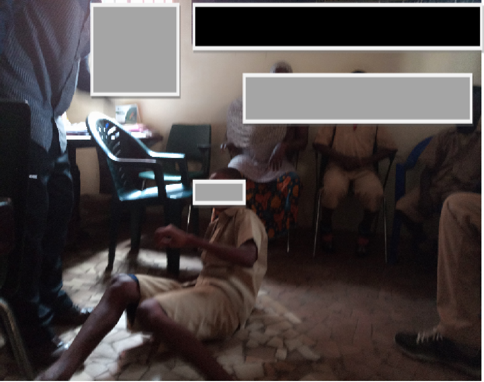 Un maître d'école corrigeant au fouet un élève (c) Boubacar Barry