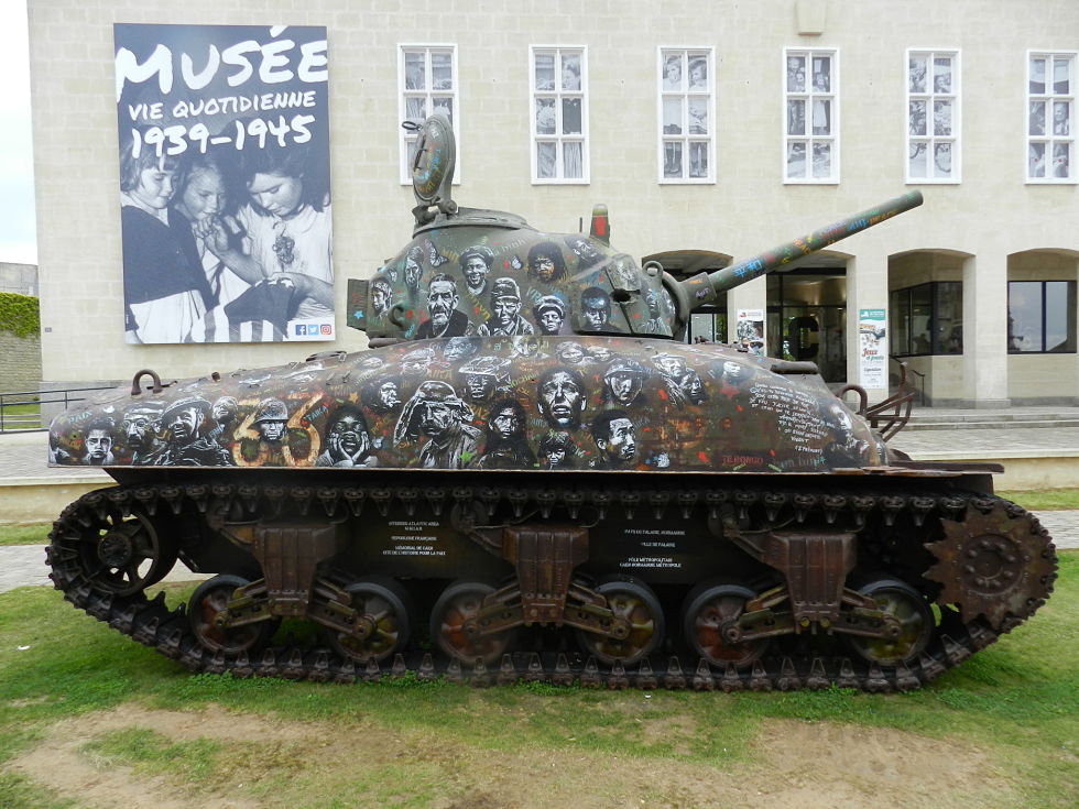 Le char "Sherman", devenu une oeuvre mémorielle, installé sur le parvis du Mémorial "La guerre des civils" de Falaise. © J. P.