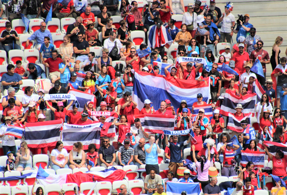Les supporters thaïlandais toujours présents malgré la défaite 13-0 face aux États-Unis. Photo (c) Serge Gloumeaud