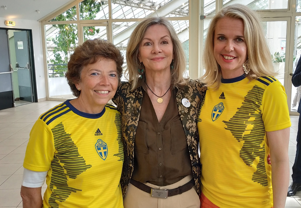 Veronika Wand-Danielsson, ambassadrice de Suède en France, entourée de deux supportrices scandinaves. La Suède, terre de football féminin. Photo © Serge Gloumeaud