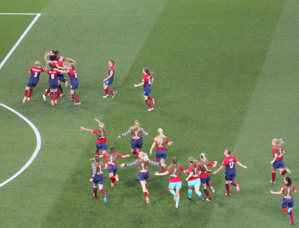 Dernier pénalty réussi : les Norvégiennes peuvent laisser éclater leur joie. Photo (c) Serge Gloumeaud