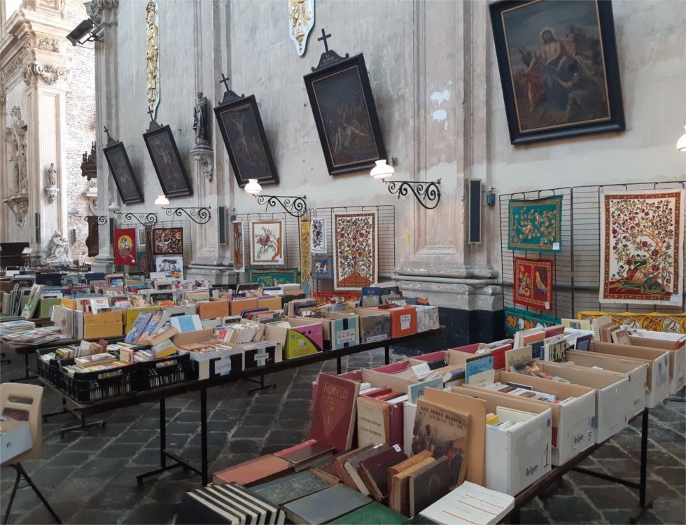 "Les bourse aux livres organisée quatre fois dans l'année dans les villes d'Arras, Aire sur la lys, Béthune et Lens constitue l'activité principale de l'association". Chapelle Saint-Jacques, Aire sur la lys (c) Ophélie Duriez