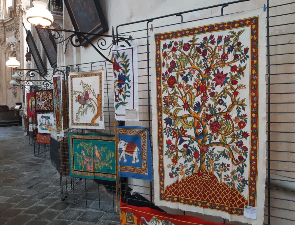 "Tradition datant de plusieurs millénaires, ce sont des peintures en partie végétales, réalisées sur des toiles en coton." (c) Ophélie Duriez