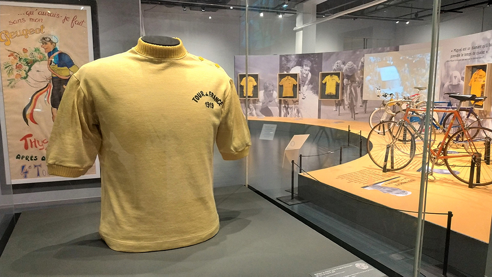 Le jaune : couleur dominante de cette exposition où le tour de France est roi. Photo (c) Serge Gloumeaud
