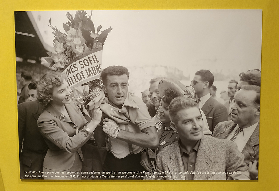 Une des nombreuses photos d'époque exposées. Ici : en 1953, Louison Bobet porte le maillot jaune entouré de Line Renaud (à sa droite) et Yvette Horner (à sa gauche). Photo (c) Musée national du sport - L'Equipe.