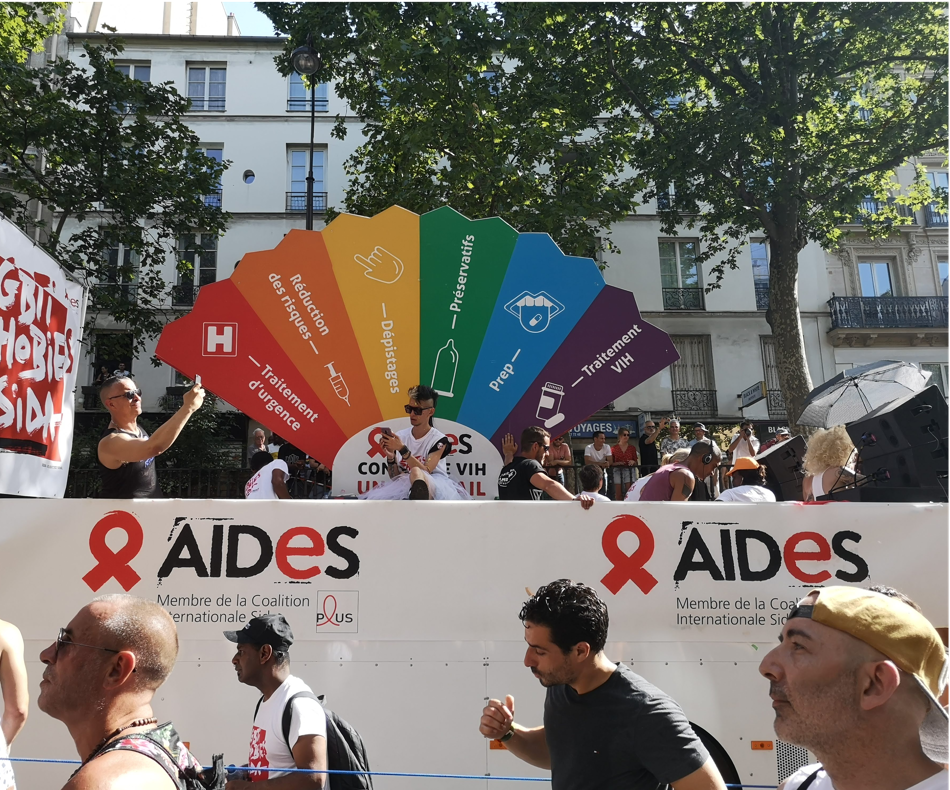 Défilé des chars pour la marche de la fierté parisienne / (c) E.V.